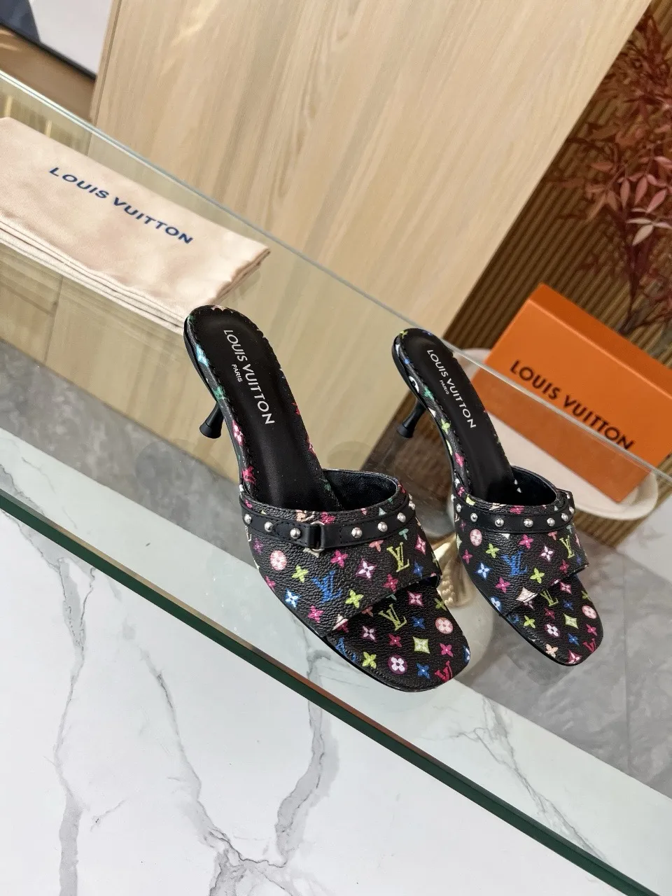 👟👟出厂价380👟👟  真皮底+30  LV35-43。 Heel height 5.5cm 35-43. Like a rubber sole. Genuine leather bottom +30